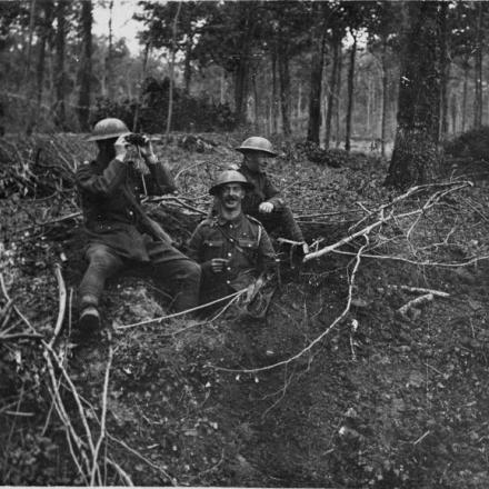 Osservatori avanzati dell’artiglieria britannica che dirigono il fuoco di una batteria nel Bois de Reims vicino a Courmas, il 12 giugno 1918.