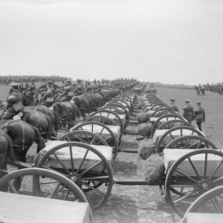 Il generale Henry Sinclair Horne ispeziona i carri del 39 ° Battaglione, Machine Gun Corps, vicino a Robecq, il 12 giugno 1918.