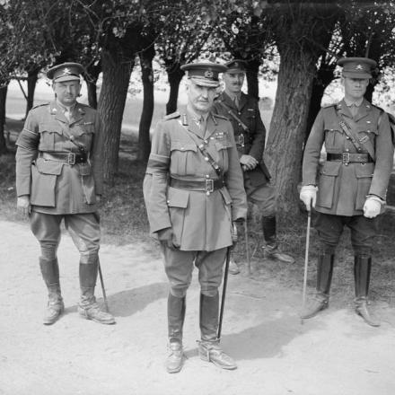 Il generale Henry Sinclair Horne, il comandante della prima armata, con gli ufficiali del corpo dei mitraglieri. Robecq, 12 giugno 1918.