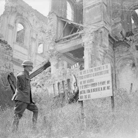 Un avviso tra le rovine della Cattedrale di Arras afferma che le autorità francesi intendono preservarle come una caratteristica storica e un monumento ai caduti e vietano la rimozione di materiale o interferenze con il sito. 13 giugno 1918. © IWM (Q 7895)