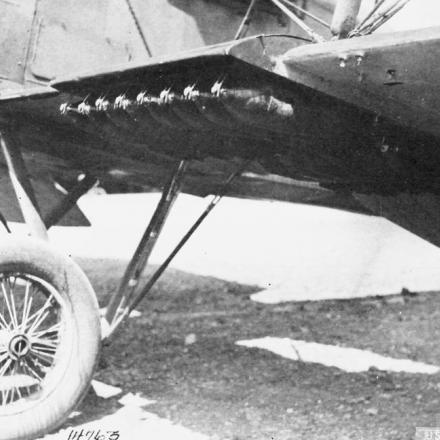 Un bombardiere americano si sta preparando, alla Aviation Bombing School di Clermont, per un volo con 32 bombe da 75 mm. 14 giugno 1918. © IWM (Q 68977)