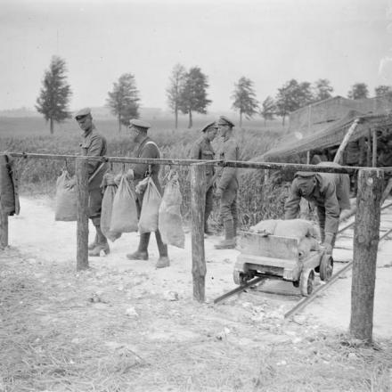 Lavoro dei Royal Engineers. Smaltimento del materiale scavato per realizzare punti di forza in una seconda linea a Basseux, il 14 giugno 1918. Truppe che portano la terra in camion dal sottosuolo in sacchi di sabbia, che vengono portati via da una disposizione di ganci whell su una guida che scende su un piano inclinato. © IWM (Q 7900)