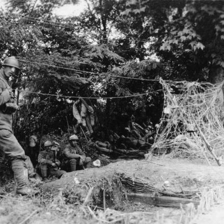 Le truppe italiane occupano una posizione dietro le difese di filo spinato sul Montello, nel giugno del 1918. © IWM (Q 65342)