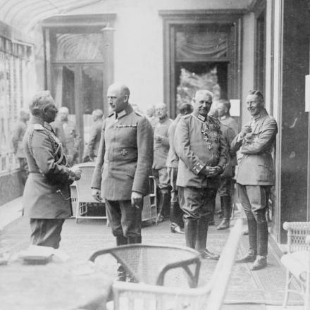 Celebrazione, al GHQ tedesco di Spa, del trentesimo anniversario dell'ascesa al trono del Kaiser Wilhelm II, con il principe ereditario Guglielmo e il feldmaresciallo Paul von Hindenburg 15 giugno 1918. © IWM (Q 23739)