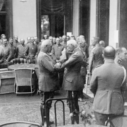 Celebrazione, al GHQ di Spa, il 15 giugno 1918, del 30 ° anniversario dell'ascesa al trono del Kaiser Wilhelm II. Il Kaiser parla con il principe ereditario Wilhelm e il feldmaresciallo Paul von Hindenburg è in primo piano. © IWM (Q 52197)