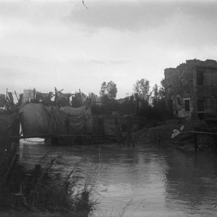 Una passerella protetta che attraversa il fiume Piave. © IWM (Q 19079)
