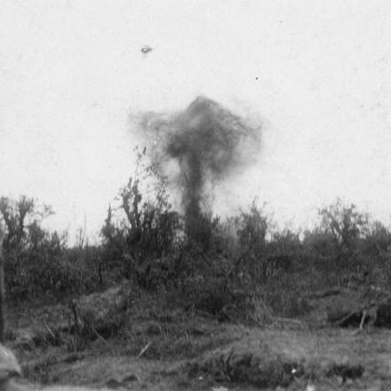 Una granata che esplode vicino a Musile, delta del Piave, durante l'offensiva austro-ungarica nel giugno del 1918. © IWM (Q 65282)