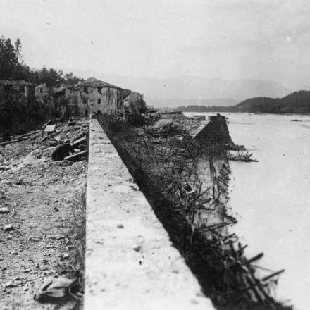 Truppe italiane scavano buche lungo la diga del Piave a Nervesa, nel giugno 1918. © IWM (Q 65271)
