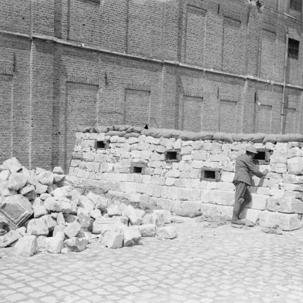 Soldato britannico dietro una barricata di blocchi di muratura in una strada di Arras, il 16 giugno 1918. © IWM (Q 7905)