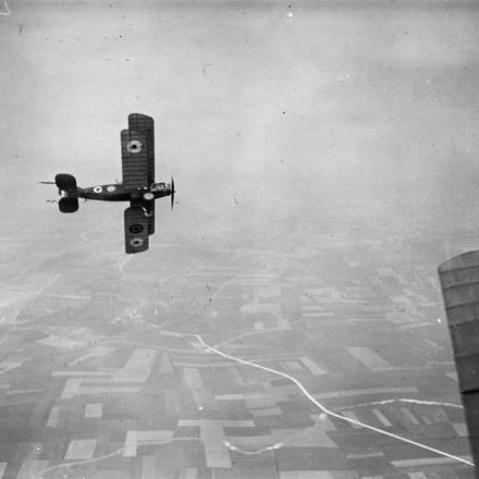 Un caccia Bristol del 22 ° squadrone durante una virata. Nei pressi dell'aerodromo di Serny, il 17 giugno 1918. © IWM (Q 12057)