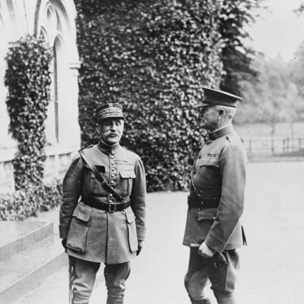 Il generale Ferdinand Foch in conversazione con il generale John Pershing a Le Chateau Du Val Des Ecoliers, Chaumont, 17 giugno 1918. © IWM (Q 58390)