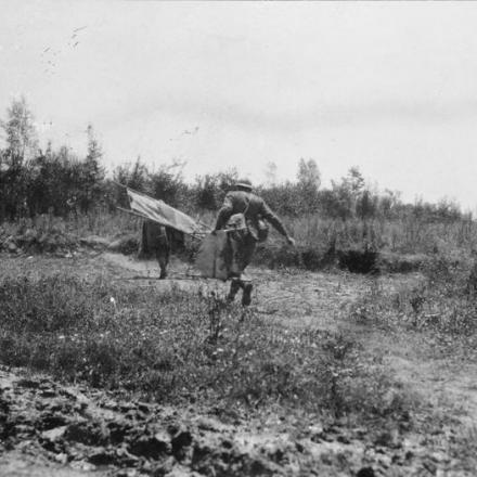 Barellieri italiani che raccolgono i compagni feriti durante i combattimenti del Piave, nel giugno del 1918. © IWM (Q 65253)