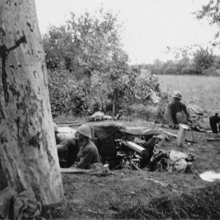 Le truppe italiane presidiano una mitragliatrice vicino Candelu, Piave, giugno 1918. © IWM (Q 65343)