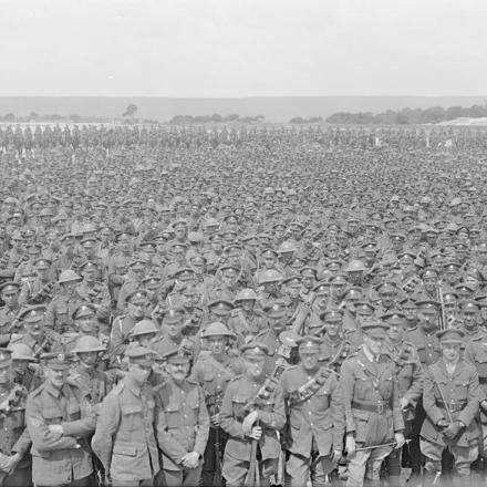 Fanteria e cavalleria nel campo di addestramento di Rouen, 18 giugno 1918. © IWM (Q 3276) 