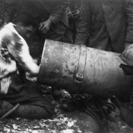 Un artigliere italiano che pulisce un grosso mortaio sul Monte Grappa, 1918. © IWM (Q 65232)  