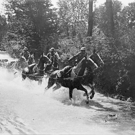 Batteria del Royal Horse Artillery (13 libbre) che galoppa attraverso un fiume durante una esercitazione. 20 giugno 1918. © IWM (Q 6725)