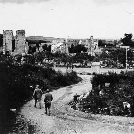 Truppe francesi tra le rovine di Clermont-en-Argonne, il 20 giugno 1918. © IWM (Q 78194)