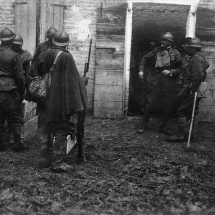 Il quartier generale del reggimento italiano vicino a Scolo Palombo, a ovest di Fossalta, fronte del Piave. © IWM (Q 65237)
