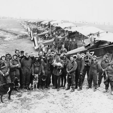 Gli ufficiali  e  lo squadrone n. 85 con i Royal Aircraft Factory S.E.5a nell'aerodromo di St Omer, il 21 giugno 1918. © IWM (Q 12050)
