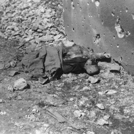 Un soldato austro-ungarico morto nell'area di battaglia del Piave, 1918. © IWM (Q 65269)