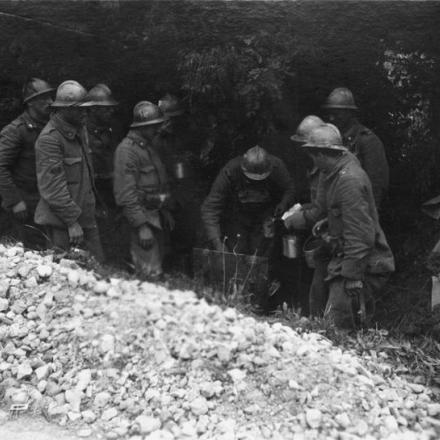Truppe italiane in una posizione avanzata vicino a Losson, sul Piave, 1918. © IWM (Q 65256)