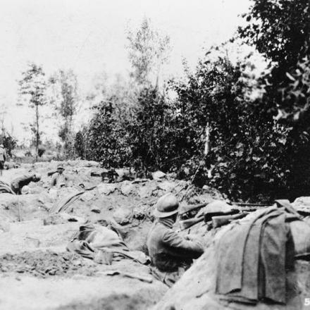 Truppe italiane in una trincea in prima linea vicino a Candelu, Piave, durante l'offensiva austro-ungarica del 22 giugno 1918. © IWM (Q 65349)