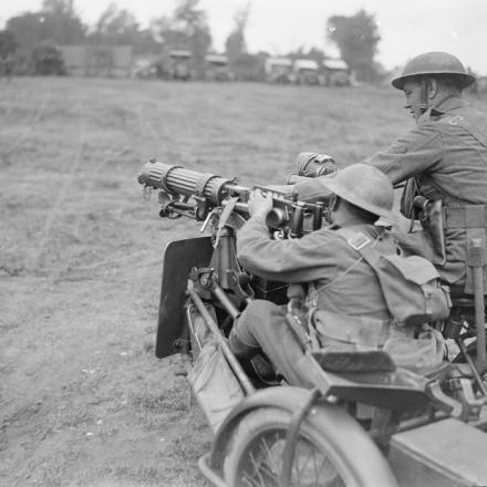 Mitraglieri motorizzati. Mitraglieri che inseriscono un nuovo caricatore.  Dieval, 22 giugno 1918. © IWM (Q 9001)