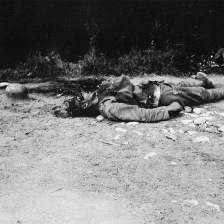 Un soldato austro-ungarico morto per le strade di Candelu sul Piave, dopo che gli austro-ungarici erano stati cacciati dalla Terza armata italiana, il 23 giugno. © IWM (Q 65251)