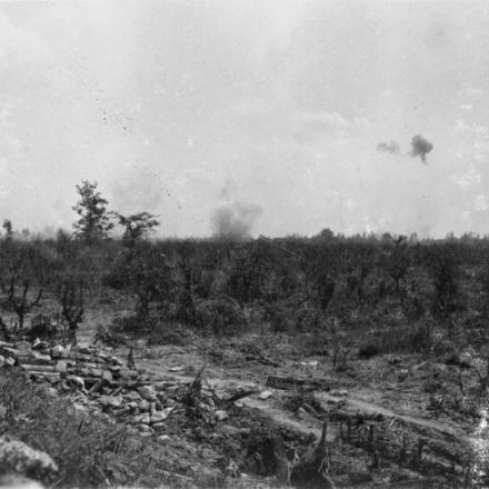 L'esplosione di uno shrapnel vicino a Musile, delta del Piave, dopo che gli austro-ungarici si erano ritirati, nel giugno del 1918. © IWM (Q 65279)