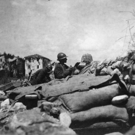 Truppe italiane sulle rive del Piave, vicino a Nervesa, il 24 giugno 1918. © IWM (Q 65358)