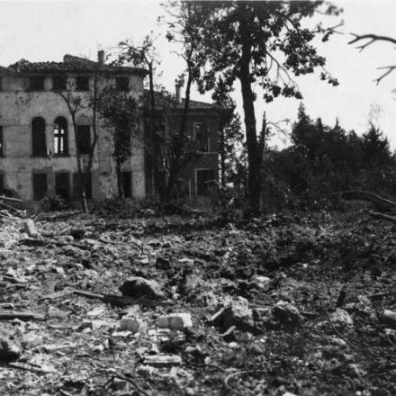 Edifici in rovina a Nervesa, Piave, 24 giugno 1918. © IWM (Q 65360)