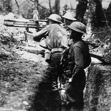 Fucilieri americani equipaggiati con un'arma francese da 37 mm in posizione di tiro sul parapetto nella trincea di seconda linea vicino a Diefmatten, il 25 giugno 1918.© IWM (Q 108328)