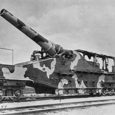 Un obice ferroviario da 320 mm Schneider nel Dipartimento di Ordnance dell'esercito americano ad Haussimont, 25 giugno 1918. © IWM (Q 108354)