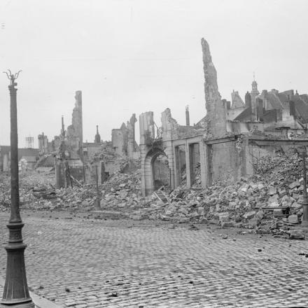 Un lato della Grande Place a Douai, il 25 ottobre 1918. © IWM (Q 11405)