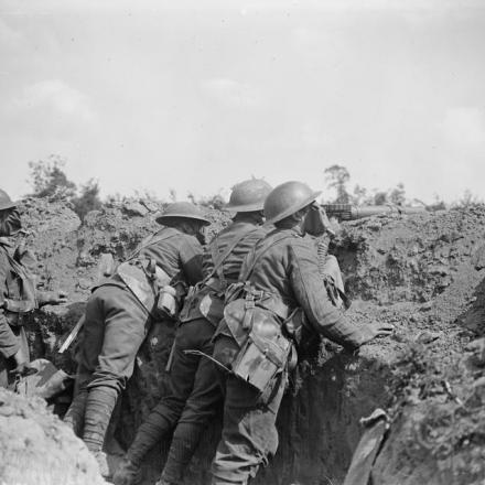 Fucilieri del 12 ° Battaglione, Royal Scots, indossano i respiratori  mentre stanno in una trincea in prima linea durante un attacco a gas, Meteren, il 25 giugno 1918.© IWM (Q 6777)