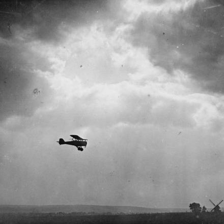 Una Royal Aircraft Factory S.E.5 sta tornando all'aerodromo di St Omer la sera, il 26 giugno 1918. © IWM (Q 12060)