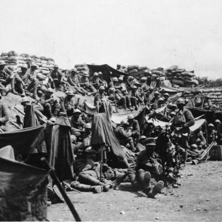 Truppe italiane in una trincea in prima linea vicino a Candelu, Piave, il 26 giugno 1918.© IWM (Q 65345)