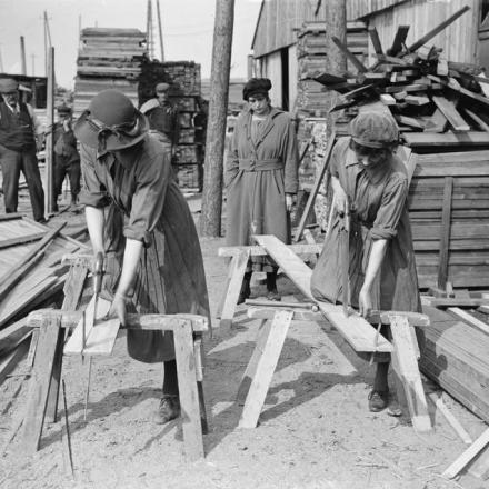 Donne carpentieri che lavorano presso i Tarrant Hut Workshops, a 3 miglia da Calais, il 26 giugno 1916. © IWM (Q 6760)