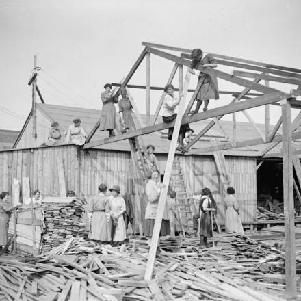 Donne carpentieri che lavorano presso i Tarrant Hut Workshops, a 3 miglia da Calais, il 26 giugno 1916. © IWM (Q 6760)