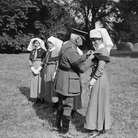 Il generale Herbert Plumer assegna le medaglie militari alle infermiere del Voluntary Aid Deatachment  per il coraggio dopo che il loro ospedale fu bombardato dal cielo, Blendecques, il 26 giugno 1918.© IWM (Q 6772)