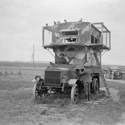 Un ex autobus londinese a due piani (B.2125), dipinto a mano, usato come un ricovero da viaggio per piccioni viaggiatori. Pernes, 26 giugno 1918. © IWM (Q 8999)