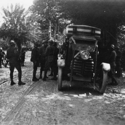 Un distaccamento degli Arditi italiani  con un'auto blindata. © IWM (Q 65238)