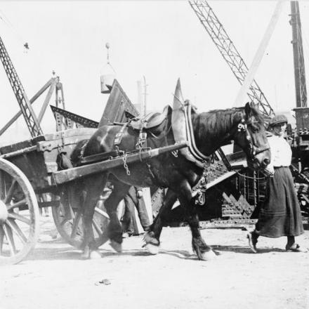 Una  donna carrettiere si sposta da un cantiere all'altro al Govan Shipbuilding Yard, a Glasgow, il 28 giugno 1918.© IWM (Q 110082)