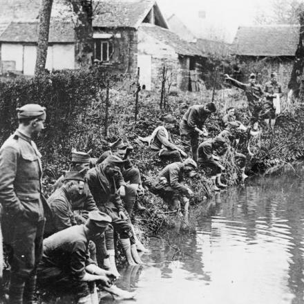 Soldati americani che si lavano i piedi in un ruscello locale, il 28 giugno 1918. © IWM (Q 70260)