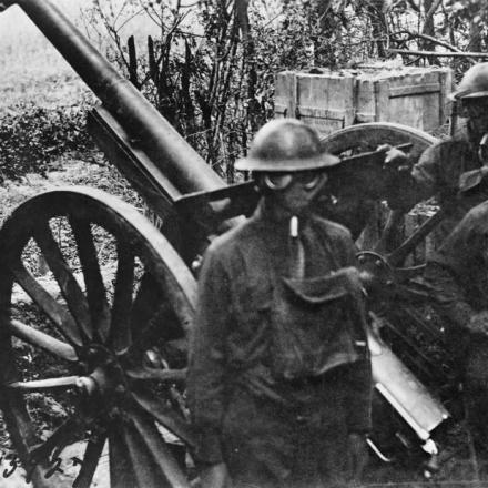 Equipaggio di un cannone francese da 75 mm  con maschere antigas. Bois de Belleau, 30 giugno 1918. © IWM (Q 69550)