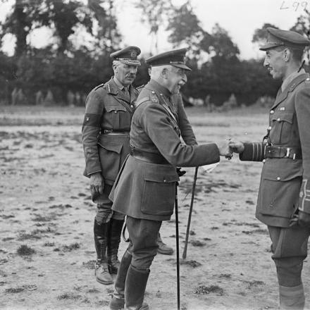I comandanti delle unità sono presentati al principe Arthur, il duca di Connaught, durante la sua visita al quartier generale della divisione a Bavincourt, il 30 giugno 1918. © IWM (Q 9185)