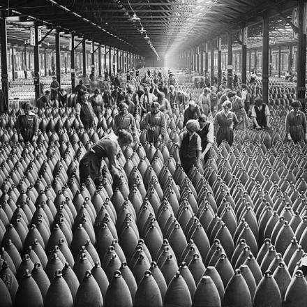 Lavoratori alla produzione di munizioni nel National Shell Filling Factory, Chilwell © IWM (Q 30018)