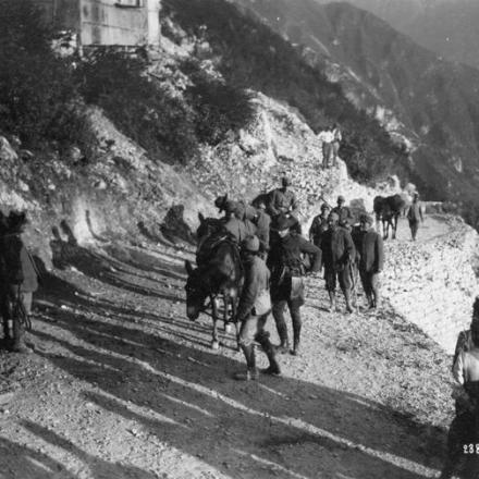 Ufficiali americani sul Monte Zugna sull'Adige, a sud di Rovereto. © IWM (Q 65297)