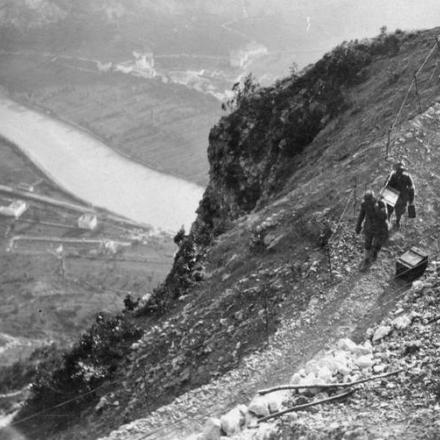 Vista dal Monte Zugna sull'Adige, a sud di Rovereto. Due soldati italiani che portano approvvigionamenti. © IWM (Q 65295)