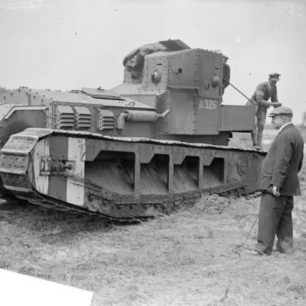 Sir Edward Patrick Morris, Primo Ministro di Terranova (Canada), visita la Tank Corps Gunnery School ed esamina un carro Whippet a Merlimont, il 2 luglio 1918. © IWM (Q 6834)